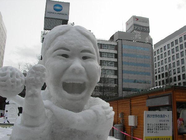 なでしこジャパンをモチーフにした小雪像